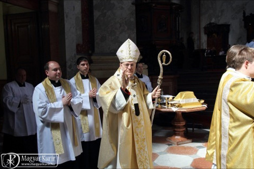 Palánki Ferenc az engesztelő zarándoklaton: Mindszenty nagy keresztet és nagy áldást hordozott